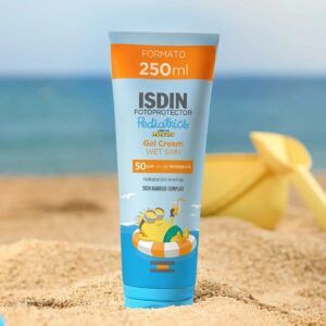 Envase familiar de 250 ml del Fotoprotector ISDIN Gel Cream Wet Skin Pediatrics SPF 50, protector solar corporal para niños.