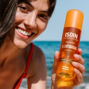 Envase de 200 ml del Fotoprotector ISDIN Hydro Oil SPF 30, protector solar bifásico corporal con doble acción protectora y bronceadora.