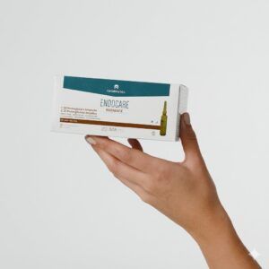 Caja de Endocare Radiance C20 Proteoglicanos conteniendo 30 ampollas monodosis para el cuidado facial iluminador.