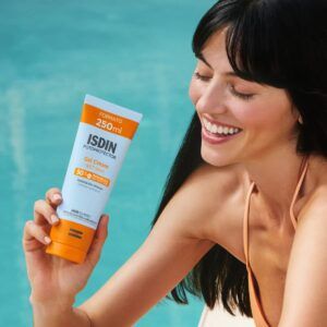 Envase familiar de 250 ml del Fotoprotector ISDIN Gel Cream Wet Skin SPF 50, protector solar corporal ligero.