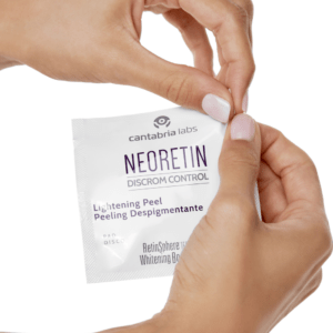 Caja de Neoretin Disc Control Peeling Despigmentante mostrando los sobres monodosis con discos concentrados.