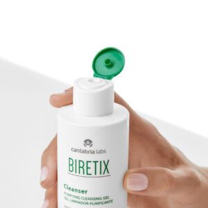 Envase de 200 ml con dosificador de Biretix Cleanser Gel Limpiador, higiene purificante para pieles grasas y con acné.