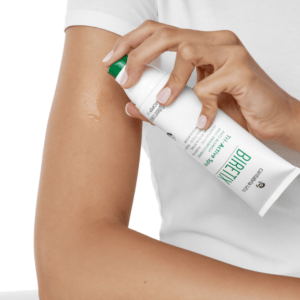 Envase en spray de 100 ml de Biretix Tri-Active Spray Anti-imperfecciones de Cantabria Labs, tratamiento exfoliante corporal.