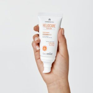 Protector solar con color Heliocare Color Gelcream SPF 50 para unificar el tono de la piel.