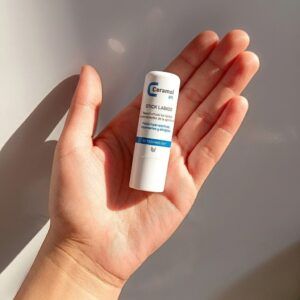 Stick de labios Ceramol 311 de Miriam Pérez, bálsamo labial reparador para pieles sensibles e intolerantes.