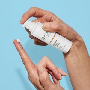 Envase de 30 ml con dosificador de la Crema-Gel Desfatigante de Bolsas y Ojeras de Miriam Pérez, contorno de ojos ligero.