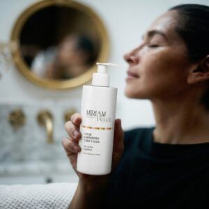 Envase familiar de 400 ml con dosificador de la Leche Limpiadora de Cara y Ojos de Miriam Pérez, emulsión desmaquillante suave.