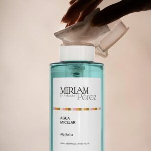 Envase de 400 ml con dosificador del Agua Micelar de Alantoína de Miriam Pérez, limpiador facial suave.