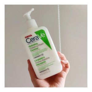 Envase de 236 ml con dosificador del Limpiador Crema-Espuma Hidratante de CeraVe, jabón líquido facial y corporal para piel normal a seca.