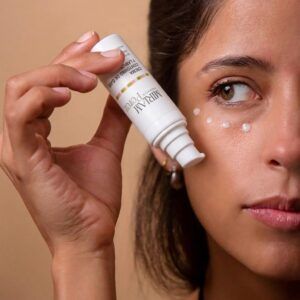 Envase de 30 ml de la Crema Contorno de Ojos y Labios de Miriam Pérez, emulsión antiedad y drenante.