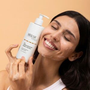 Envase familiar de 400 ml con dosificador del Gel Dermolimpiador Bioma Control de Miriam Pérez, jabón líquido facial purificante.
