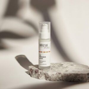 Envase de 30 ml con dosificador del Gel Renovador Noche de Miriam Pérez, tratamiento exfoliante y alisador nocturno.