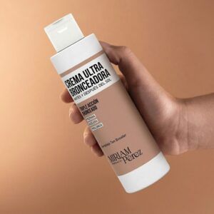 Envase de 250 ml de la Crema Ultra Bronceadora de Miriam Pérez, emulsión corporal activadora del bronceado.