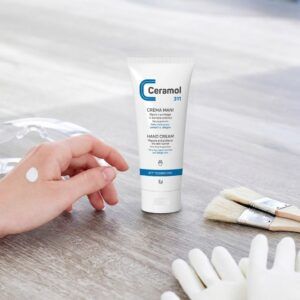 Envase de 100 ml de la Crema de Manos Ceramol 311 de Miriam Pérez, emulsión reparadora para pieles sensibles y agrietadas.