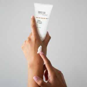 Envase de 75 ml de la Crema Nutritiva de Manos de Miriam Pérez, emulsión suavizante e hidratante para el cuidado diario