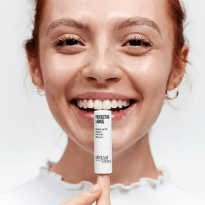 Stick labial del Protector de Labios con Karité y Omega de Miriam Pérez, tratamiento nutritivo y reparador.