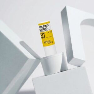 Stick solar de 15 ml de Miriam Pérez para zonas sensibles, protección focalizada en barra invisible.