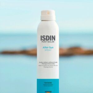 Envase de After Sun Spray de ISDIN, loción calmante post-solar en formato spray.