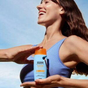 Envase de 100 ml de ISDIN Fusion Gel Sport SPF 50, fotoprotector transparente con mosquetón para deportistas.