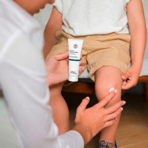 Envase de 100 ml de la Crema Árnica Forte Bio de Miriam Pérez, tratamiento natural para masajes y golpes.