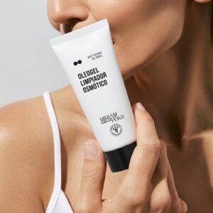 Envase de 125 ml del Oleogel Limpiador Osmótico de Miriam Pérez, limpiador facial con textura gel-aceite.