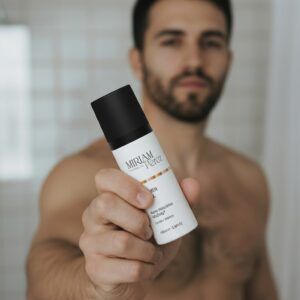 Envase de 50 ml del Gel Men Total de Miriam Pérez, textura ligera para hidratación masculina.