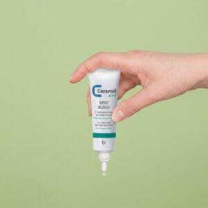 Envase de 20 ml de Ceramol Acné Spot Block de Miriam Pérez, gel corrector para imperfecciones localizadas.