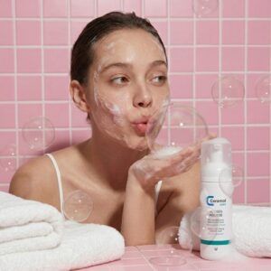 Envase de 150 ml de Ceramol Acné Antiseb Mousse de Miriam Pérez, espuma limpiadora para pieles con imperfecciones.