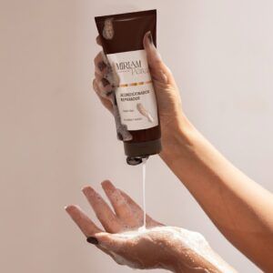 Envase de 200ml del Acondicionador Reparador Miriam Pérez, tratamiento para suavizar y reforzar el cabello