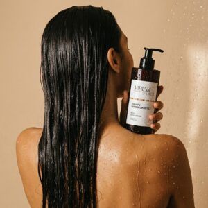 Envase de 400ml del Champú Dermocompatible de Miriam Pérez, formulación suave para cabello y cuero cabelludo.