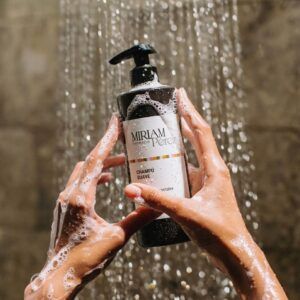 Envase de 400ml del Champú Suave de Miriam Pérez, fórmula delicada para el lavado diario