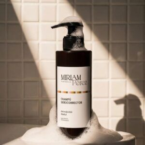 Envase de 400ml del Champú Sebocorrector de Miriam Pérez, tratamiento para el control del sebo capilar.