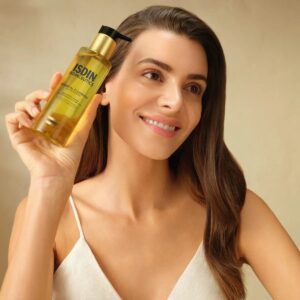Envase con dosificador de ISDIN Essential Cleansing, aceite limpiador facial para todo tipo de pieles