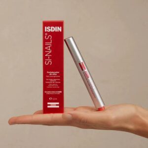 Aplicador en formato lápiz de ISDIN SI-NAILS para el fortalecimiento de uñas y cutículas