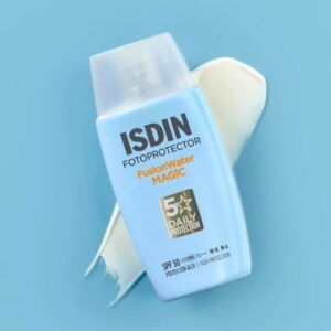 Envase de ISDIN Fotoprotector Fusion Water MAGIC SPF 50, textura ultraligera de absorción inmediata.