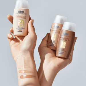 Envases de ISDIN Fusion Water Color en sus tres tonalidades: Light, Medium y Bronze.