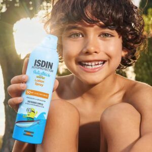 Envase de ISDIN Fotoprotector Lotion Spray Pediatrics SPF 50, protector solar corporal infantil.