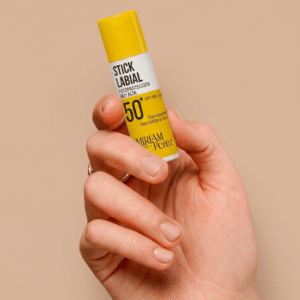 Stick labial con protector solar para labios con SPF 50+.