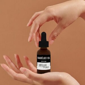 Envase de Activo Mandélico en gotas, tratamiento exfoliante facial suave.