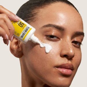 Envase del Fluido Solar SPF 50 de la Farmacia Miriam Pérez, fotoprotector facial ligero.