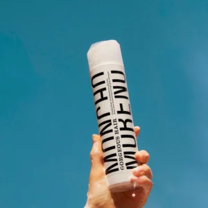 Envase de Gorgeous Shampoo de Moncho Moreno, champú para volumen y brillo intenso.