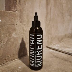 Envase de Miracle Water de Moncho Moreno, tratamiento capilar ultra-rápido para brillo y suavidad.
