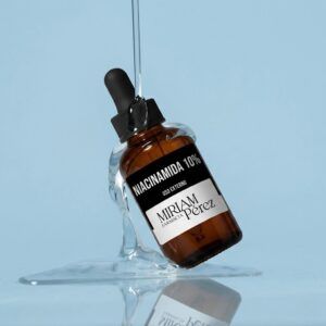Envase de 20 ml con cuentagotas del Concentrado Activo Niacinamida 10% de Miriam Pérez, fluido equilibrante y perfeccionador facial.