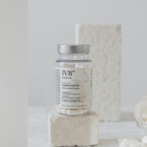 Bote de Vitamina D3+K2 de IVB Wellness, suplemento para el soporte óseo y del sistema inmunitario.
