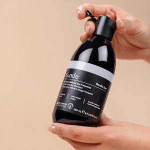 Envase de Champú Gentle Use de Sendo Concept, limpieza equilibrante para uso frecuente.