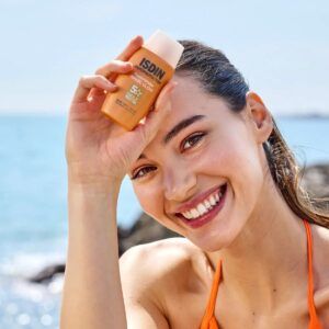 Envase de ISDIN Fusion Water Magic Glow SPF 50, fotoprotector facial iluminador con efecto brillo natural.