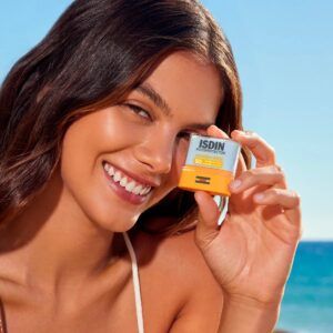 Stick solar invisible de ISDIN SPF 50, formato práctico para zonas específicas y retoques
