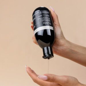 Envase de Champú Lenitivo de Sendo Concept para la limpieza del cuero cabelludo sensible.