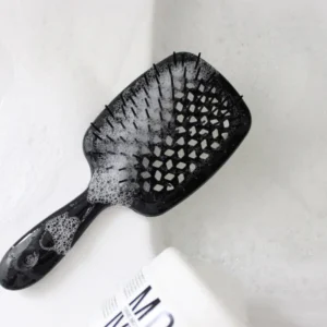 Cepillo Magic Unraveller de Moncho Moreno en color negro, diseño ergonómico y flexible