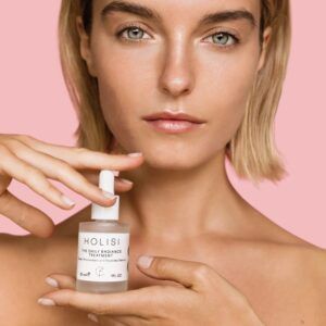 Frasco de The Daily Radiance Treatment de Holisi, sérum iluminador y antioxidante diario.